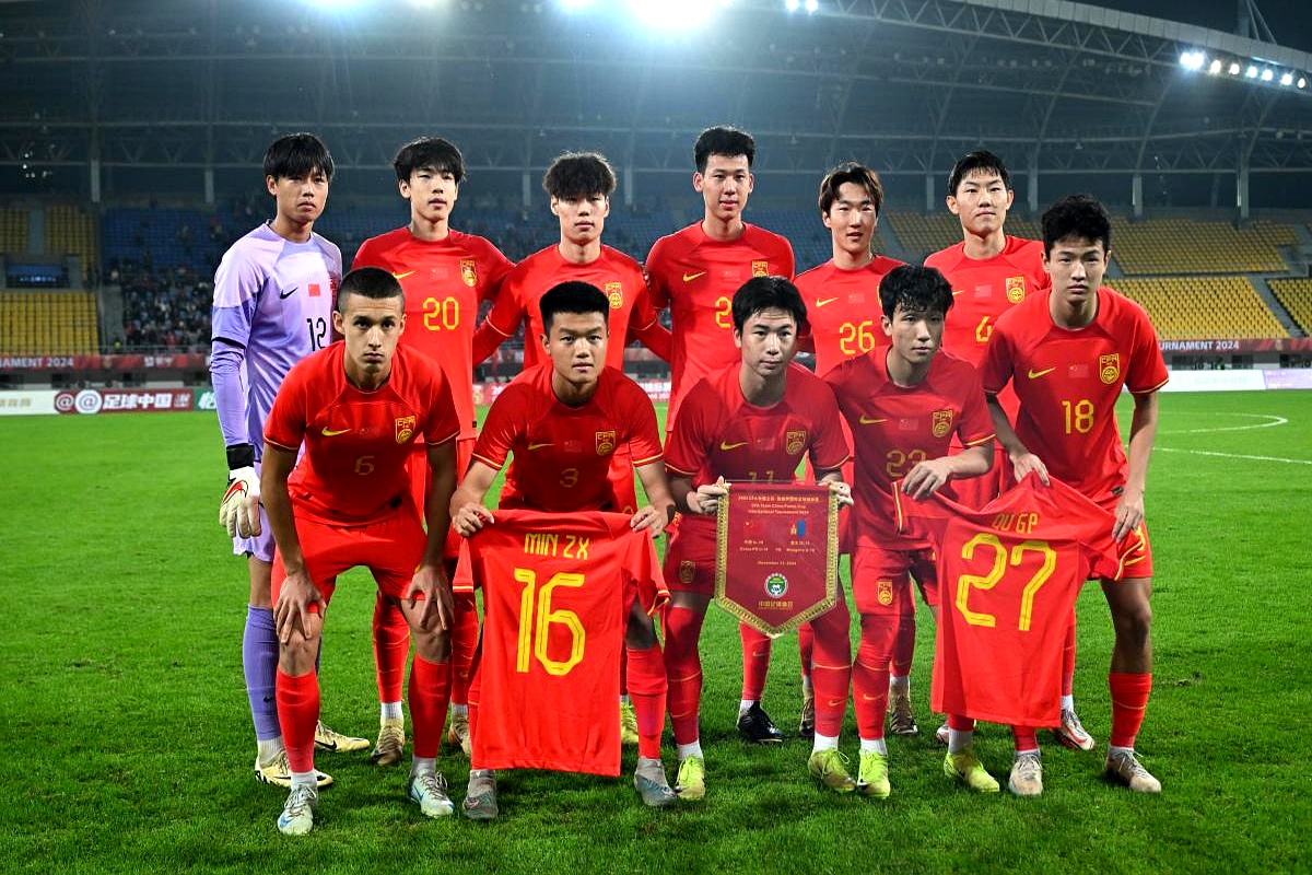 包含中国足球赛场激烈比拼，球队爆发潜力无限的词条